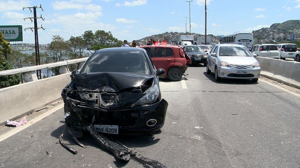 Carro preto era dirigido por bombeiro, que disse que nÃ£o teve como conter o acidente â Foto: Oliveira Alves/TV Gazeta