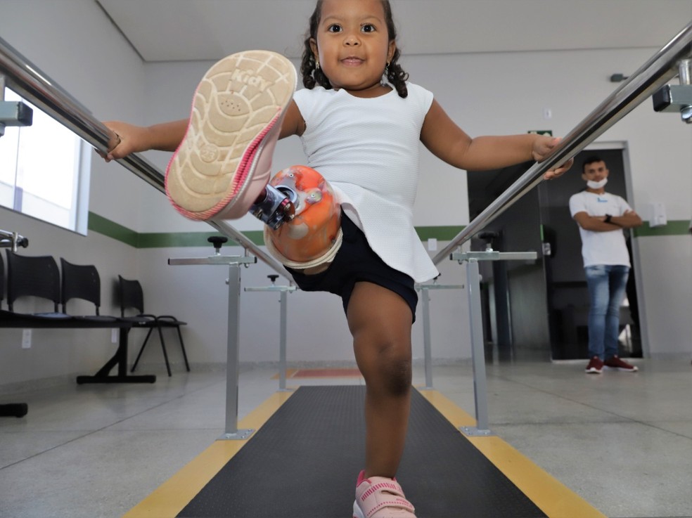 Ana Júlia ganha prótese e se adapta com a vida nova — Foto: Marcos Sandes/Prefeitura de Araguaína
