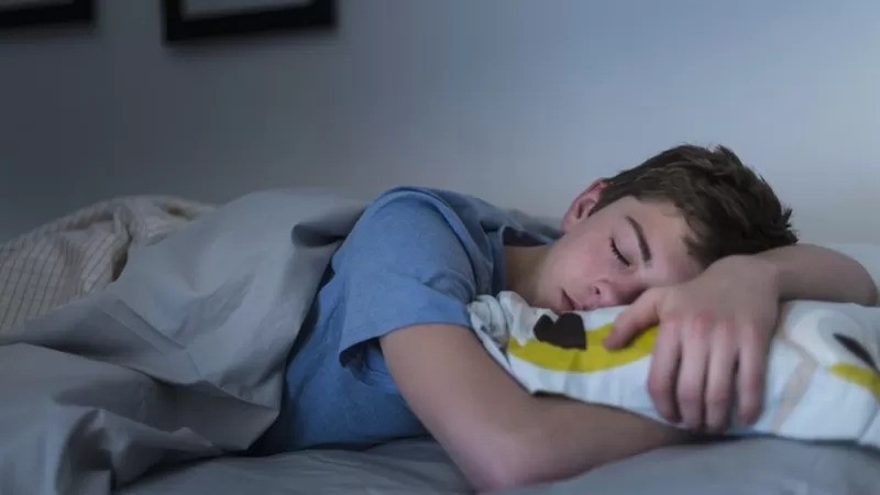 Pesquisa feita na Suíça diz que adolescentes em lockdown puderam dormir 75 minutos a mais, com benefícios à saúde (Foto: Getty Images )