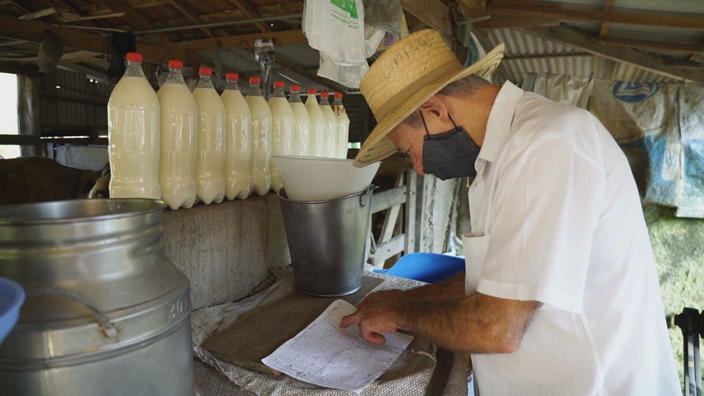 De cavalo, Camilo Gomes entrega o leite que ele próprio tira para seus clientes na cidade de Gonçalves, Minas Gerais — Foto: Globo Repórter/ Reprodução