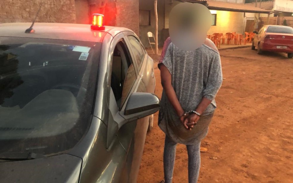 Dona de bar suspeita de agredir garota de programa é presa pela polícia em Alto Paraíso de Goiás — Foto: Reprodução/Polícia Civil