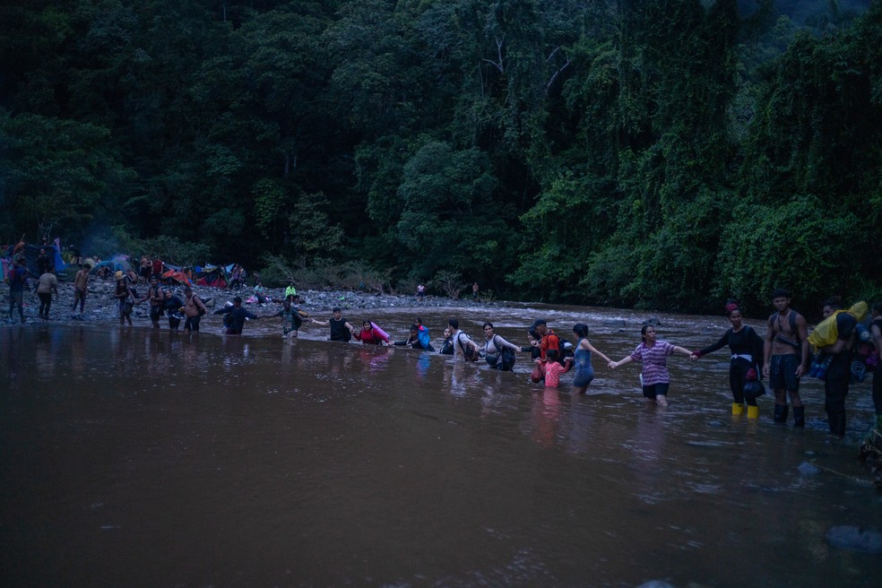 Grupo de migrantes em um dos trechos no Tampão de Damién — Foto: Federico Rios/NYT