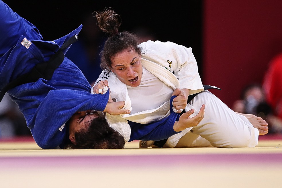 Lance polêmico na luta de Maria Portela contra Madina Taimazova  — Foto: Gaspár Nobrega / COB