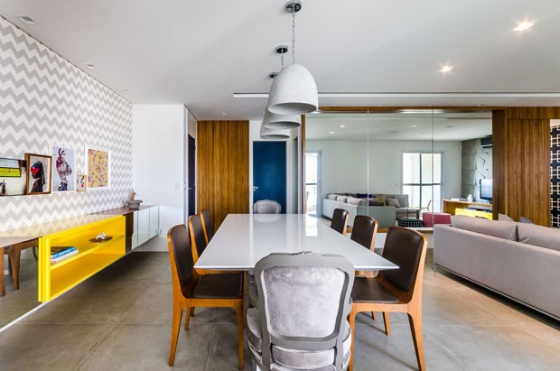 Apartamento de 170 m² tem papel de parede em todos os ambientes (Foto: Ronaldo Rizzutti - Commercial Ph)