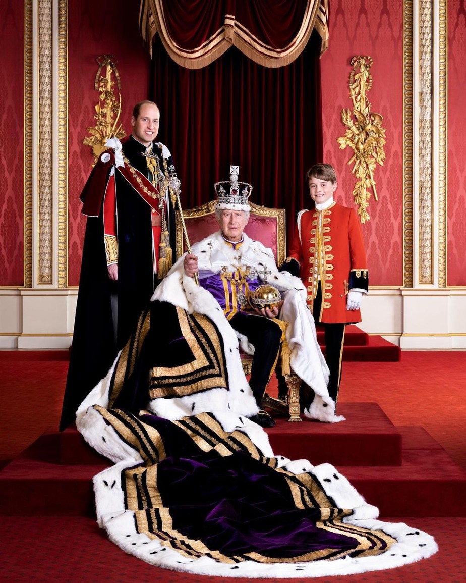 Rei Charles III com príncipe William e príncipe George