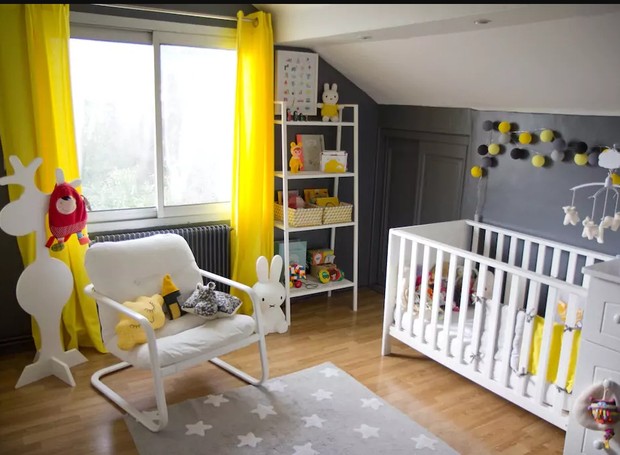 Para quem vai a Paris com um filho pequeno, essa casa conta com esse quarto em cinza e amarelo para o bebê e outro para um filho um pouco maior (Foto: Reprodução / Airbnb)