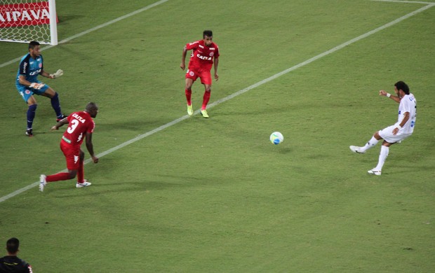 Dênis Marques faz o segundo gol na vitória sobre o América-RN (Foto: Augusto Gomes)