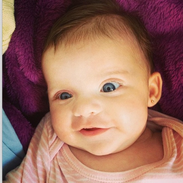 Bebê faz charme para a foto (Foto: Reprodução/Instagram)