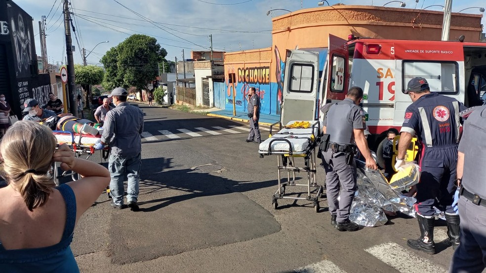 Vítimas foram socorridas pela equipe do Samu em Bauru — Foto: Carlos Torrente/ TV TEM