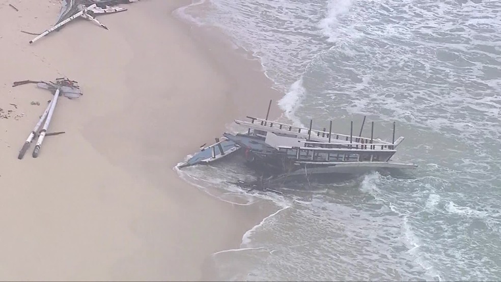 Escuna que naufragou na quinta-feira (3) estava destruída na manhã desta terça-feira (8) — Foto: Reprodução / TV Globo