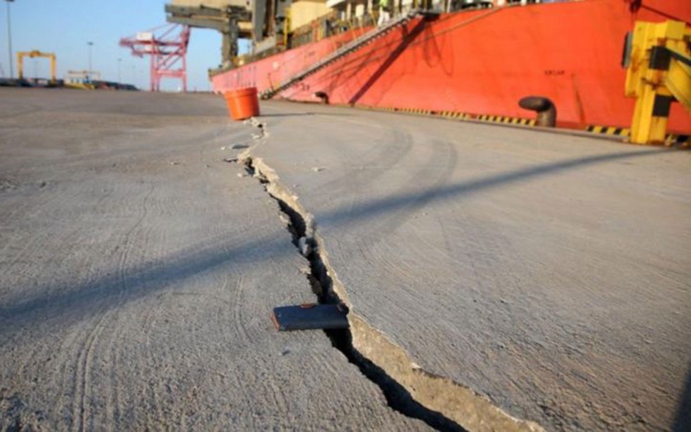 Uma rachadura no píer de Pohang revela força do terremoto de novembro de 2017, que feriu mais de 100 pessoas — Foto: Alamy/BBC