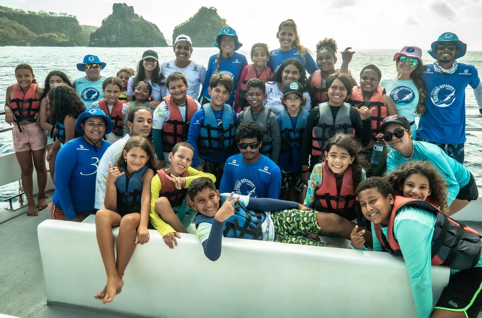Estudantes da ilha participam das atividades nas férias  — Foto: Projeto Golfinho Rotador/Divulgação