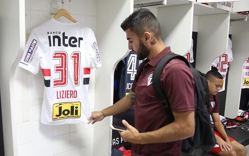 Liziero tem nove jogos com Diego Aguirre. Foi poupado de apenas um até agora (Foto: Rubens Chiri / saopaulofc.net)