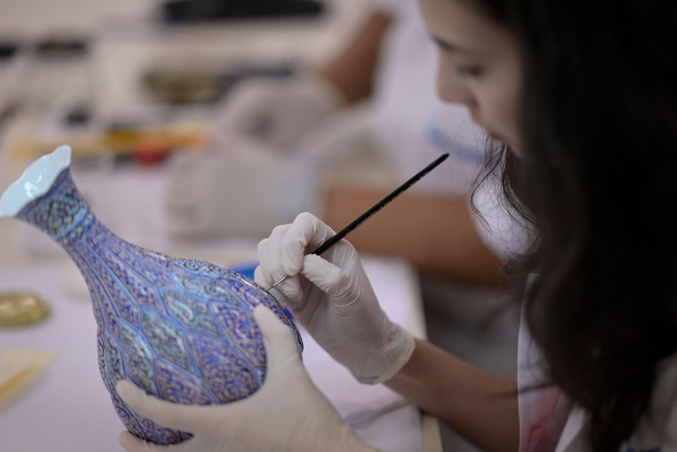 Detalhe: na Câmara, a reconstrução de um vaso  — Foto: Douglas Magno/AFP