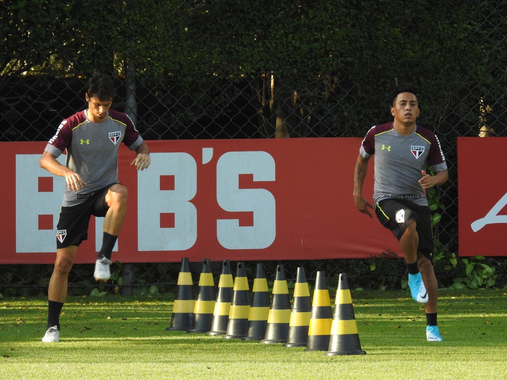 Cueva treina no campo e luta para voltar na semana que vem