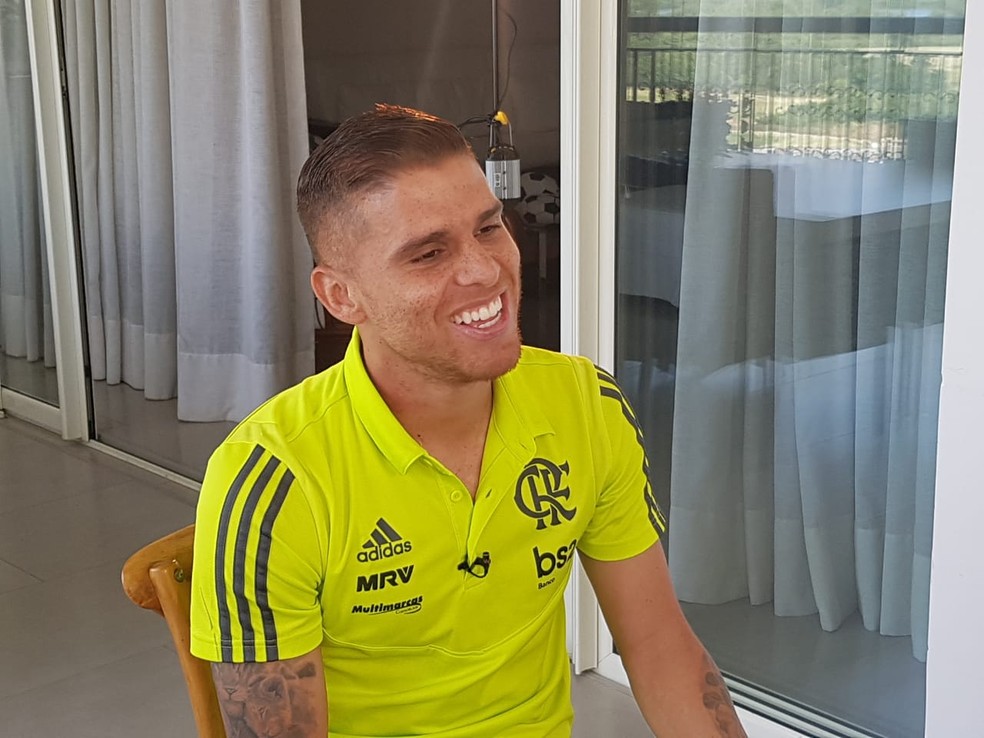 De sorriso aberto com a fase no Flamengo e a convocação para a Copa América, Cuéllar recebeu o Globo Esporte em sua casa — Foto: Marcelo Baltar