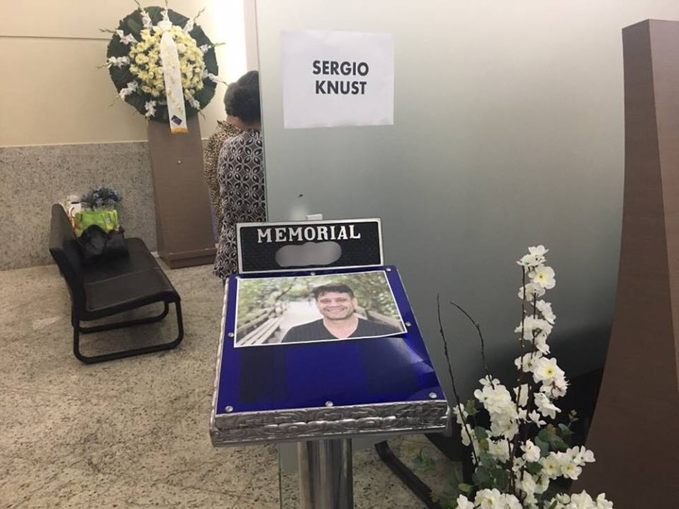 Família colocou foto para homenagear Sérgio Knust na entrada da sala de velório — Foto: Juliana Scarini/G1