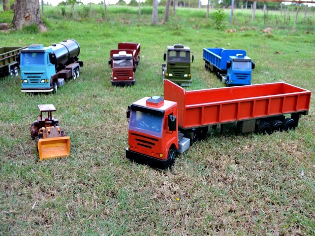 Caminhão artesanal feito com madeira reciclada.  Caminhões de brinquedo de  madeira, Caminhão de madeira, Carros de brinquedo de madeira