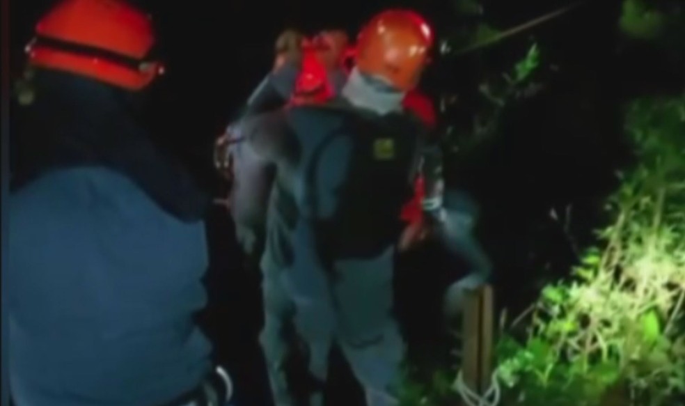 Bombeiros buscam casal que desapareceu após ser atingido por cabeça d'água em trilha em Itanhaém — Foto: Reprodução/Corpo de Bombeiros