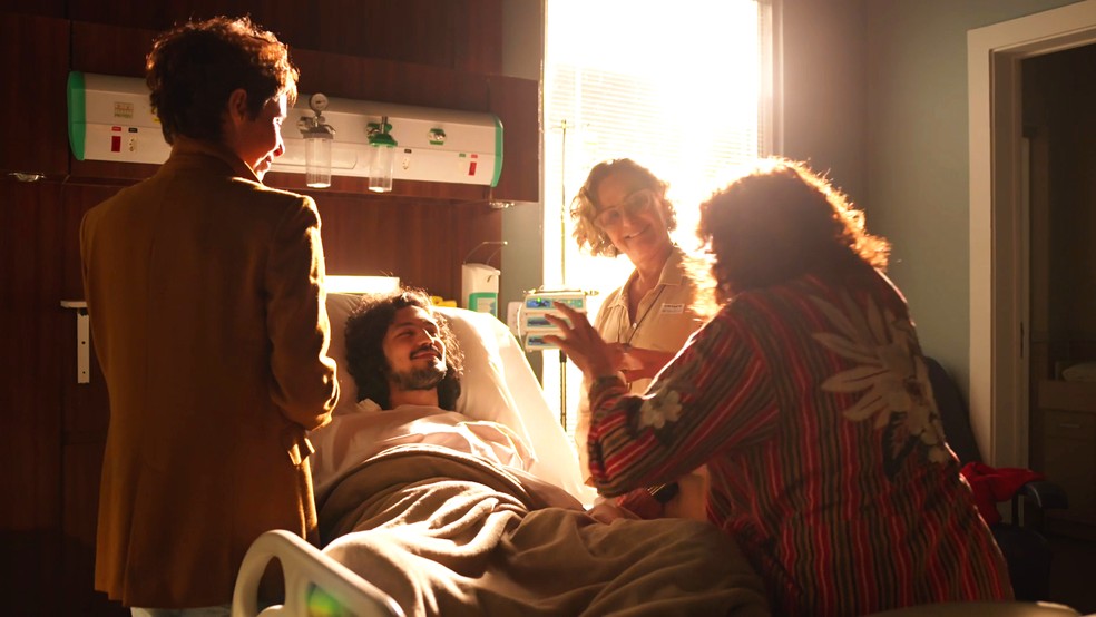Em 'Um Lugar ao Sol', a cirurgia de Felipe (Gabriel Leone) é bem-sucedida — Foto: TV Globo