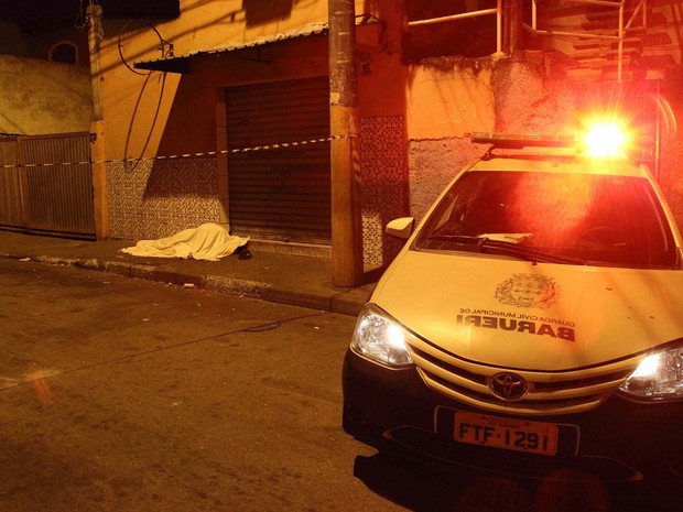 Série de ataques em ruas de Osasco (SP), deixa 14 mortos e 9 feridos na noite desta quinta-feira  (Foto: Nivaldo Lima/ Estadão Conteúdo)