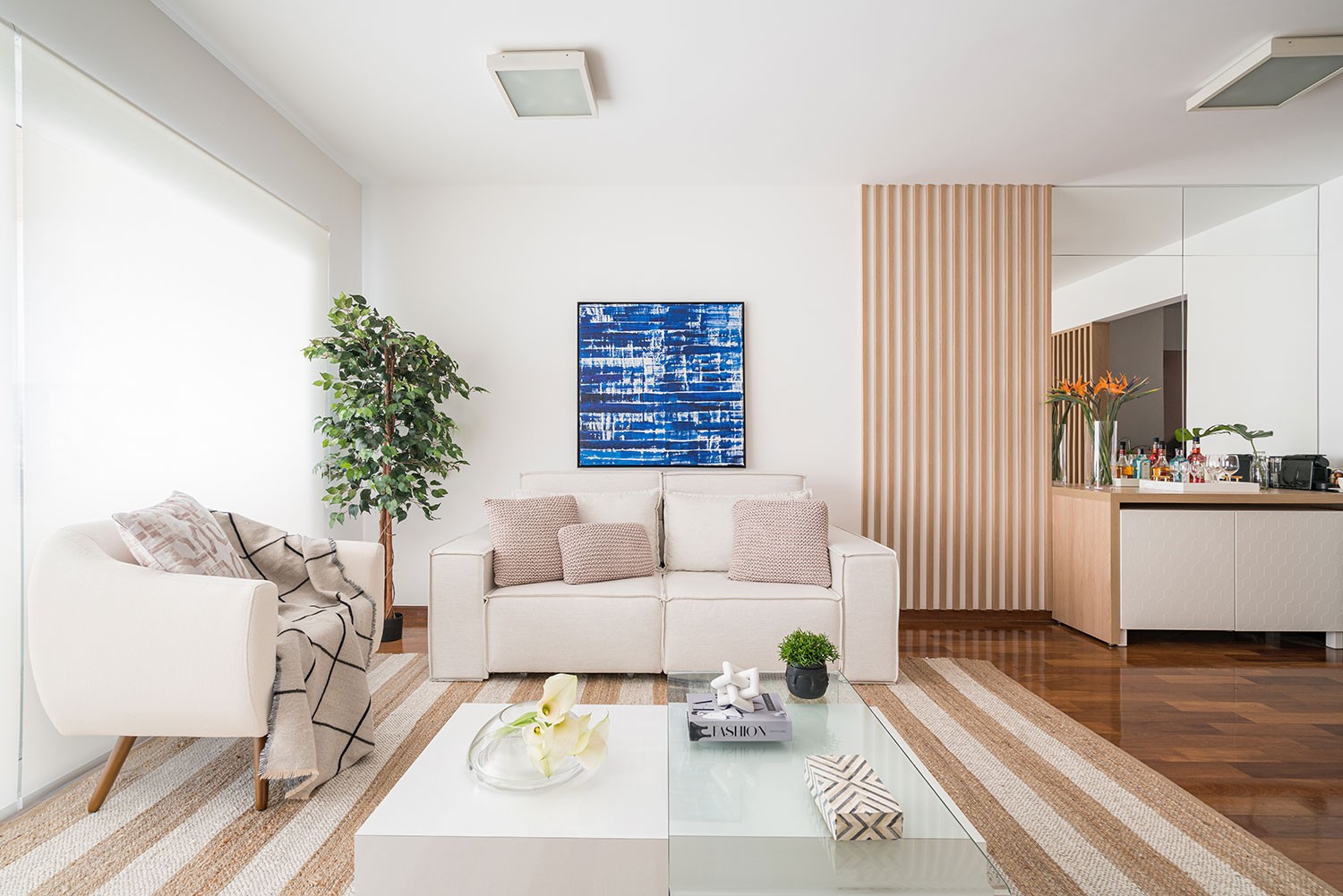 Décor do dia: sala de estar com estilo neutro e paleta de cores sóbrias (Foto: Kadu Lopes)