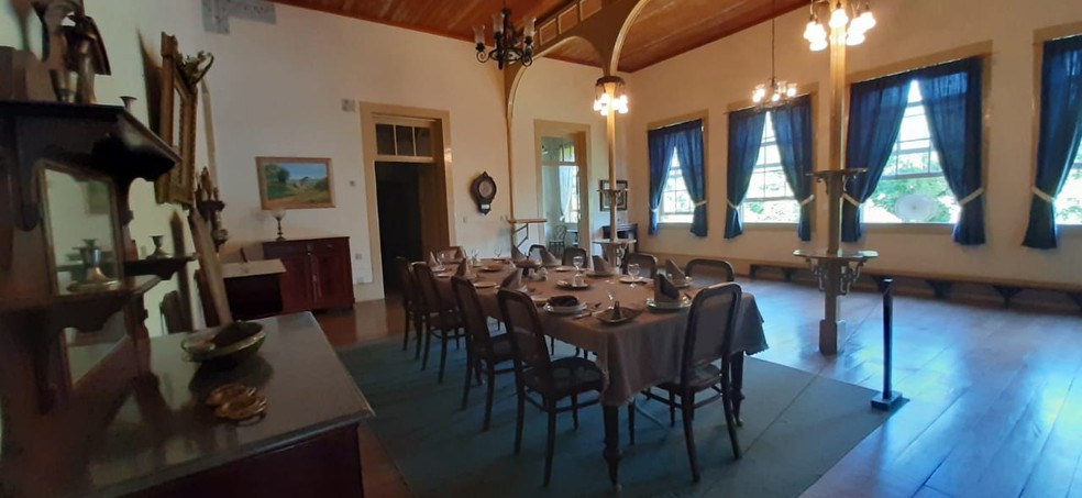 Sala de jantar da Fazenda Bom Jardim, RJ, foi reconstruída e cada detalhe remanescente foi preservado — Foto: Divulgação