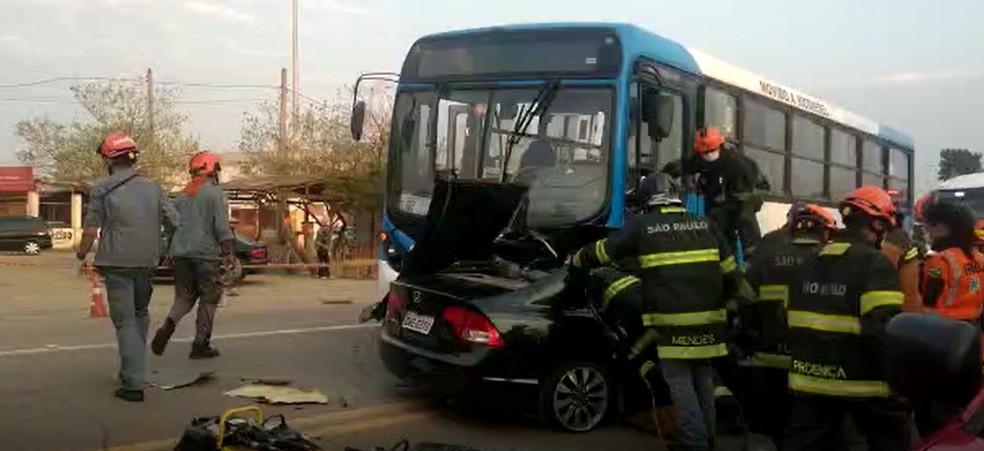 Carro entrou embaixo de ônibus após colisão frontal em Campinas — Foto: Reprodução/EPTV