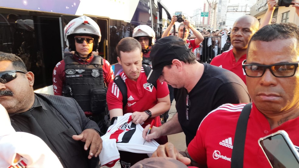 Rogério Ceni autografa camisa de torcedor na chegada a Cuiabá — Foto: Leonardo Lourenço