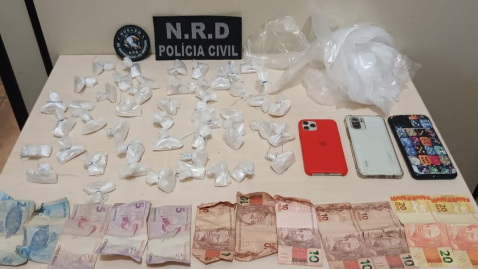 Entorpecentes dinheiro e aparelhos celulares foram apreendidos pela PC — Foto: Blog do Pião 