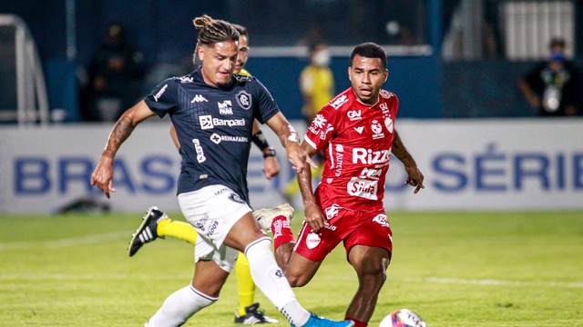 Gedoz avança com a bola e é marcado por Dudu