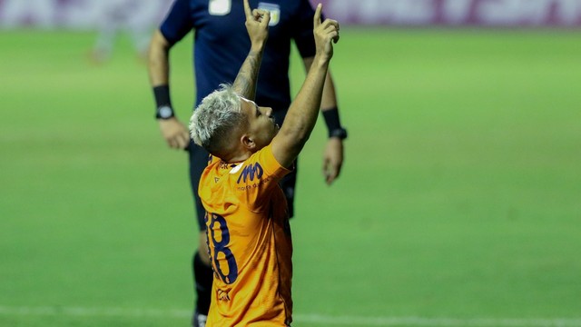 Alan comemora gol em Sport x Sousa