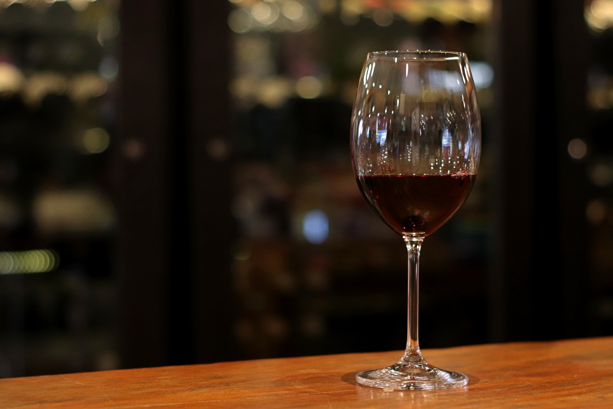 Mulher aplica golpe 'Boa noite, Cinderela' e leva R$ 1,2 mil de homem que ficou desacordado após taça de vinho