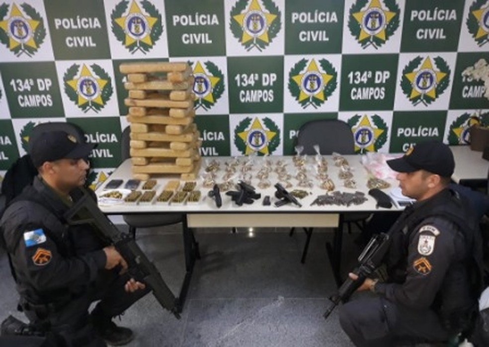 Suspeitos e o material apreendido foram encaminhados para a 134ª Delegacia de Polícia — Foto: Divulgação/Polícia Militar