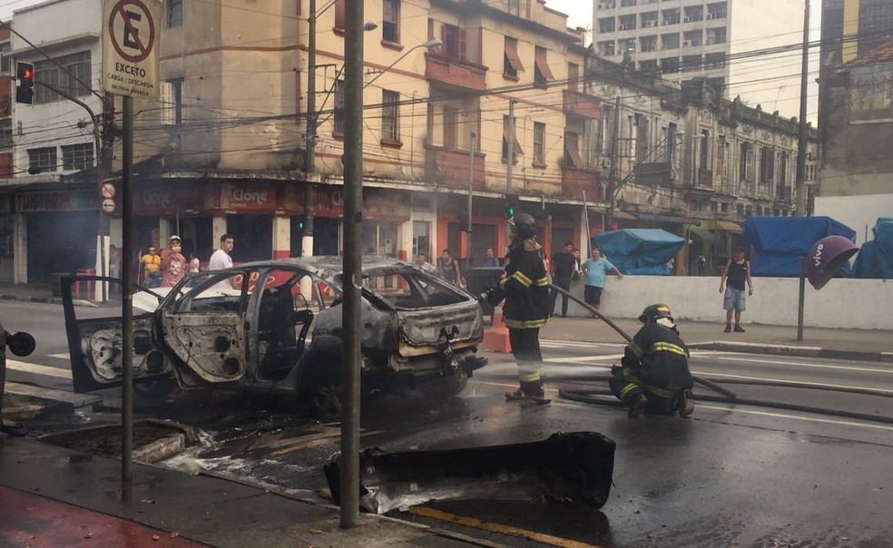Carro de cliente que não pagou travesti foi incendiado em Santos, SP. (Foto: Andressa Barboza/G1)