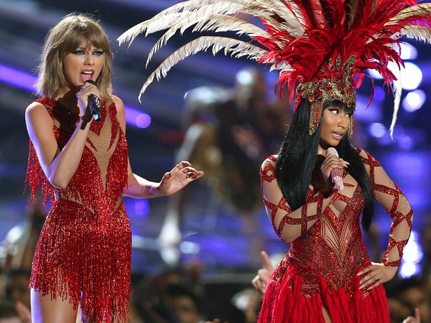 Taylor Swift e Nicki Minaj cantam juntas no palco do MTV Video Music Awards (Foto: Matt Sayles/Invision/AP)