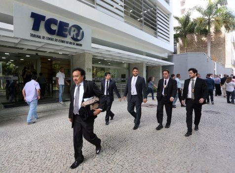 Agentes da PF deixam o TCE-RJ após buscas e apreensão de documentos.  (Foto: Foto: Guilherme Pinto/Extra/Agência O Globo)