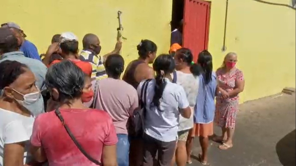Açougue tem fila para doação de ossos em Cuiabá — Foto: TV Centro América