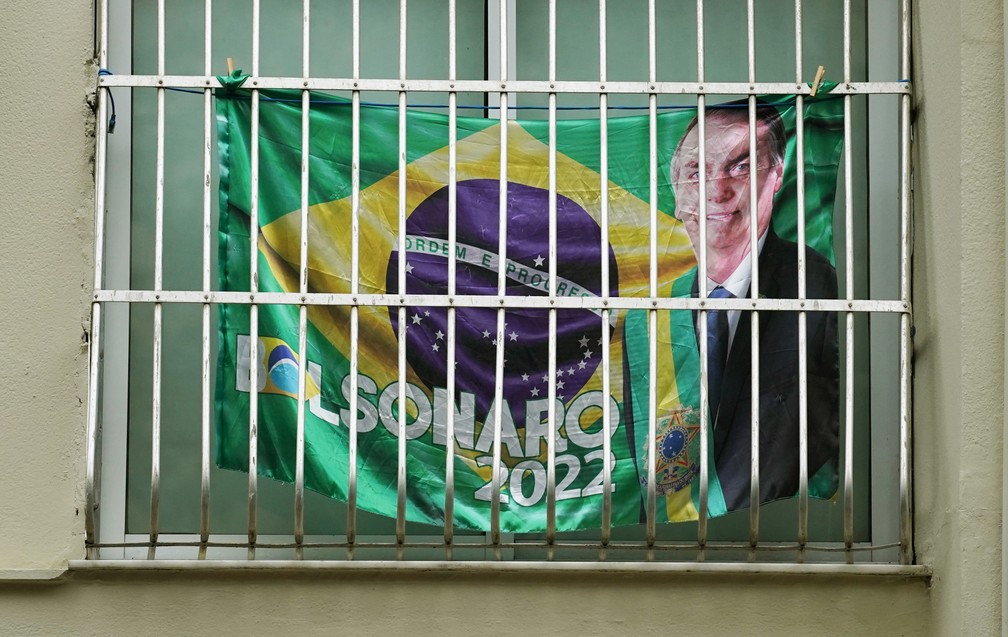 Morador exibe bandeira em apoio ao presidente Jair Bolsonaro na janela de casa em Ipanema — Foto: Marcos Serra Lima/g1