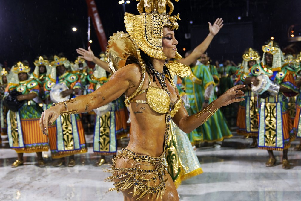 Paolla Oliveira, rainha da bateria da Grande Rio — Foto: Marcos Serra Lima/G1