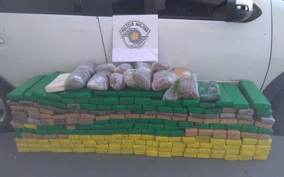No carro que ele dirigia, a polícia encontrou maconha, cocaína e skank — Foto: Polícia Rodoviária Estadual/Divulgação