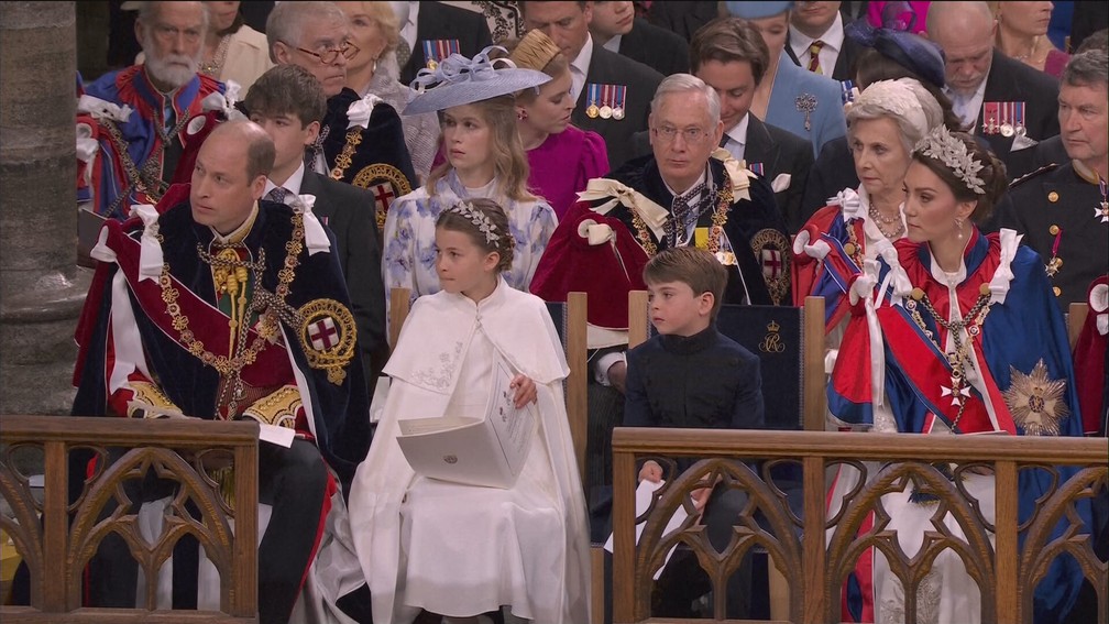 Príncipe William, princesa Charlotte, príncipe Louis, princesa Kate na cerimônia de coroação do rei Charles III e da rainha Camilla, na Abadia de Westminster, em Londres, em 6 de maio de 2023 — Foto: Reprodução/Globonews