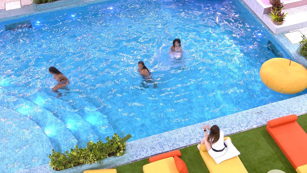Linn da Quebrada, Natália e Jessilane fazem topless e pulam na piscina após Eliminação do BBB 22 — Foto: Globo