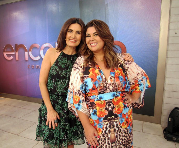 Fabiana Karla também tirou foto com a apresentadora nos bastidores do programa (Foto: Carolina Morgado/Gshow)