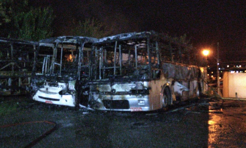 Ônibus ficaram destruídos após incêndio em Varginha (MG) — Foto: Corpo de Bombeiros