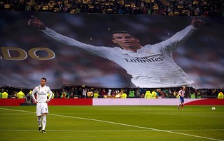 Cristiano Ronaldo, bandeira, Real Madrid x Atlético de Madrid (Foto: Reuters)