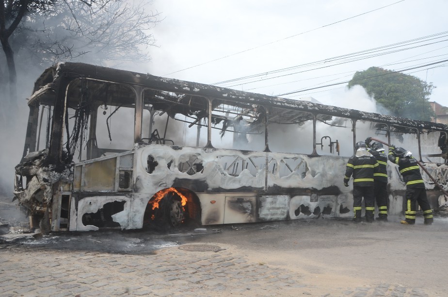 Ônibus incendiado durante ataque de facção no Rio Grande do Norte
