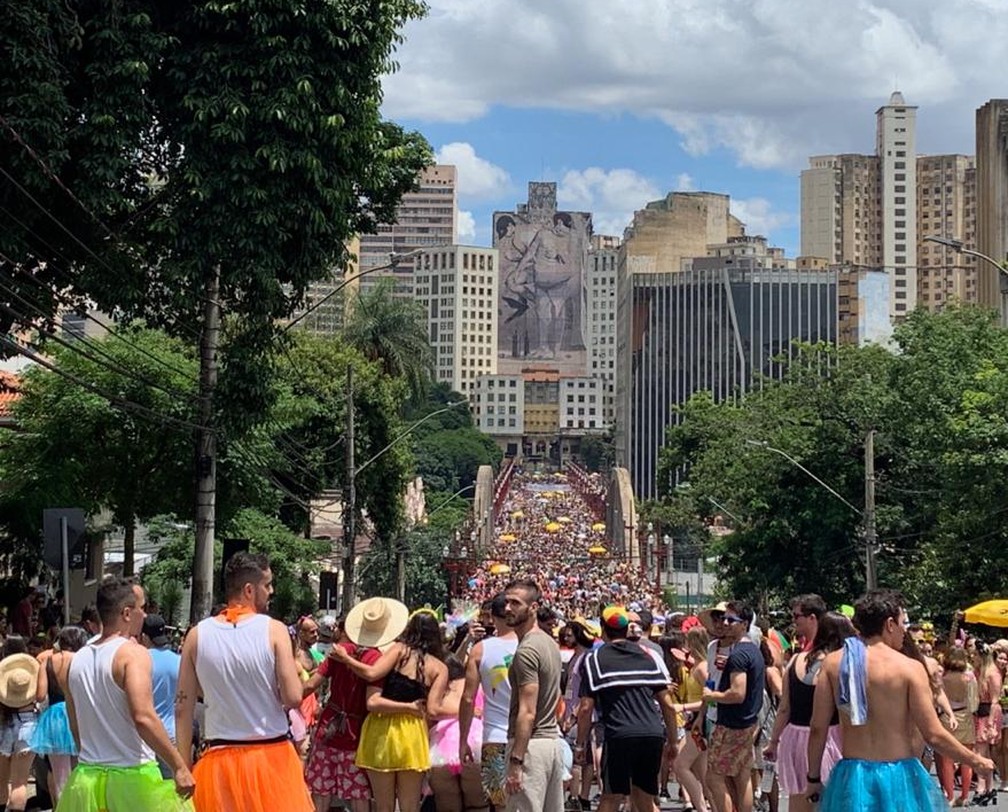 Foliões lotam viaduto de Santa Tereza em 2020. Na hora, não havia bloco desfilando no local, era apenas a circulação de pessoas entre o Centro de BH e a rua Sapucaí. — Foto: Raquel Freitas / G1