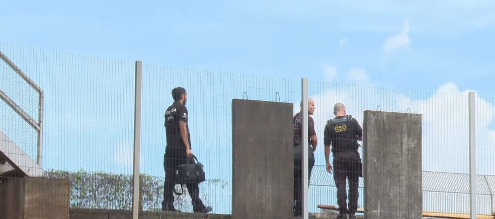 Policiais civis investigam furto de cabos no metrô, no DF — Foto: TV Globo/Reprodução