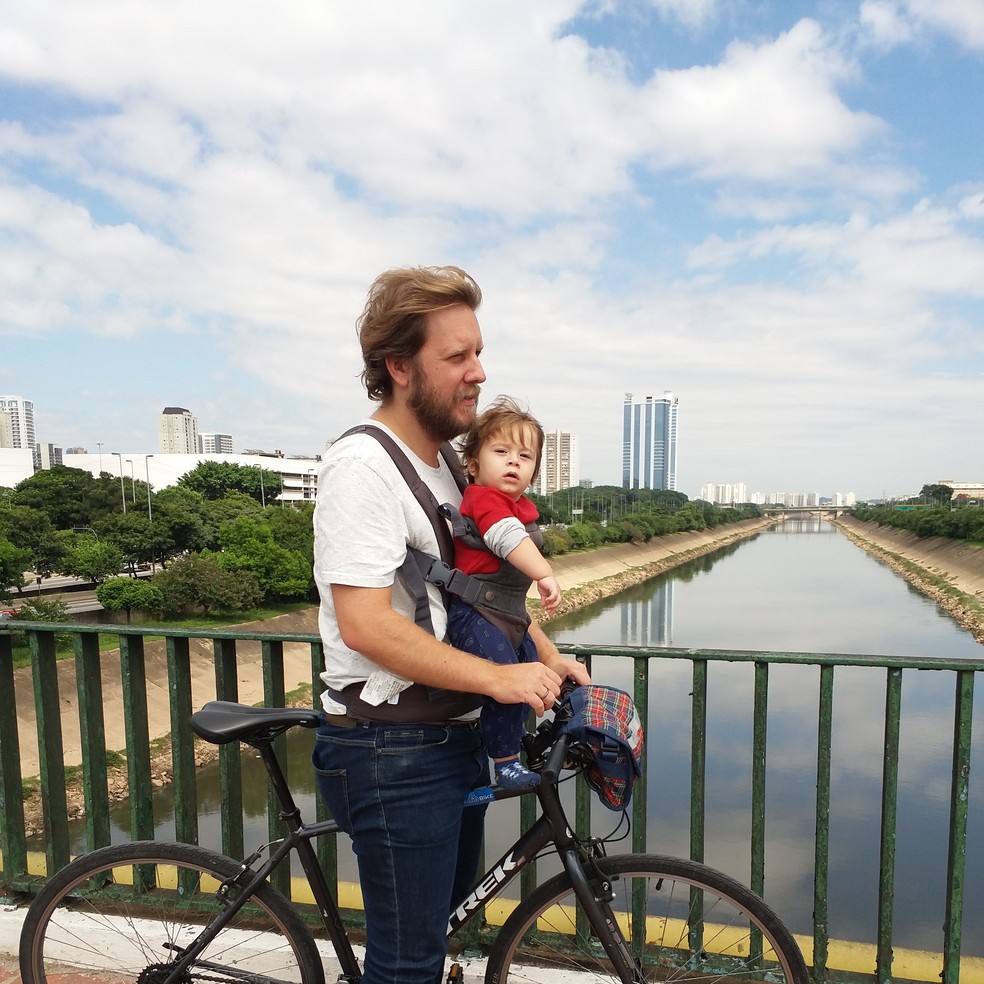 Daniel com, o filho, Davi, pedalam pela cidade de São Paulo — Foto: Arquivo Pessoal